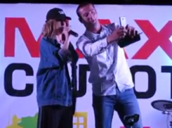 Популярная исполнительница Elvira T сделала селфи с восторженным фанатом прямо во время концерта в Ставрополе 