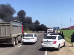 В сети появилось видео полыхающего авто на трассе Ставрополья