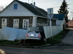 Иномарка «не вписалась» в поворот и «разнесла» забор в Ставрополе