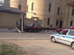 Грабители врезались в столб, пытаясь скрыться от погони