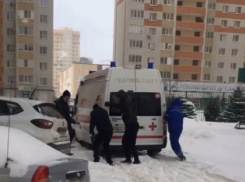 Очередная машина скорой помощи застряла в Ставрополе из-за нечищенного снега