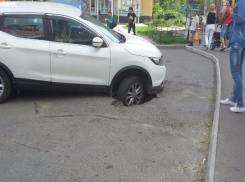 Внедорожник провалился в огромную яму в Ставрополе