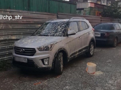 «Не доброе утро»: припаркованный на улице внедорожник облили краской в Ставрополе 