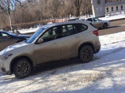 Паркуюсь как хочу: водитель «BMW» оставил своего железного коня на тротуаре в Невинномысске