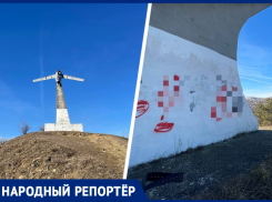 Вандалы разрисовали памятник боевой славы летчиков в Кисловодске