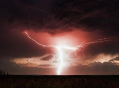  Невероятно красивые и пугающие молнии над Ставрополем попали в объективы фотокамер горожан