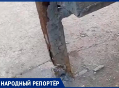Качающаяся от ветра остановка возле школы 6 в Ставрополе попала на видео 