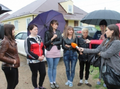 Дома с плесенью, вздутыми полами и щелями в окнах получили беззащитные сироты на Ставрополье