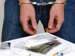 Сотрудника полиции из Невинномысска заподозрили в распространении наркотиков 