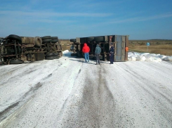 На Ставрополье перевернулся грузовой автомобиль, перевозивший селитру.
