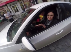 Ставропольчанка на белом «Шевроле» заехала на людный тротуар и попала на видео «Стопхама» в Москве