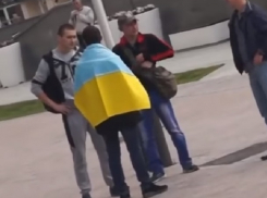 С украинским флагом по Ставрополю: пранкеры из краевой столицы решили проверить реакцию сограждан на украинский двуколор 