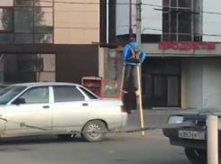 «Трехметровый» мальчик разгуливал по улицам и попал на видео в Пятигорске 