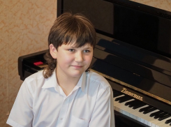 «Революционный этюд» сыграл чиновникам из правительства на подаренном фортепьяно юный музыкант в Ставропольском крае