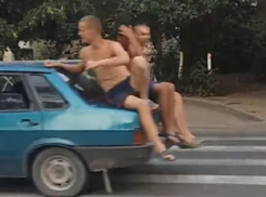 Три полуголых молодых человека прокатились по Ставрополю «верхом» на багажнике