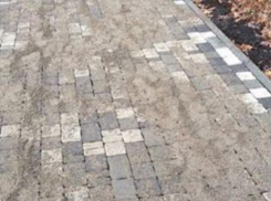 Новую тротуарную дорожку «поглотил» выступивший песок в Пятигорске