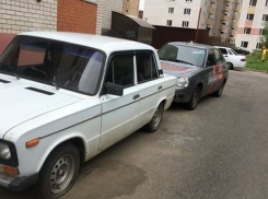 Неизвестные изувечили 2 автомобиля и скрылись в Ставрополе