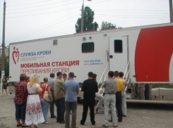 Врач получил тяжелые травмы после падения со стремянки 