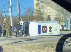 Машина скорой помощи столкнулась с автобусом и перевернулась в Ставрополе