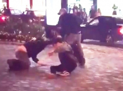 Мужчины развеселили прохожих в центре Пятигорска и попали на видео