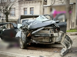 Иномарка на скорости врезалась в дерево в Железноводске: 2 человека погибли, один ранен