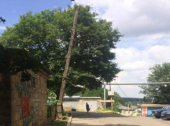 Угрожающий обрушением столб и провисший электрокабель напугали жителя Ставрополя