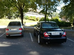 Паркуюсь как хочу: две иномарки снова заняли места для инвалидов в центре Ставрополя