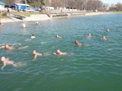 В Ессентуках «моржи» устроили сезонный заплыв