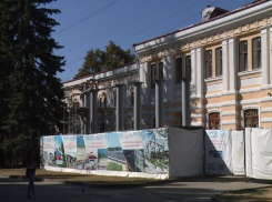 Входная группа театра кукол в Ставрополе может нарушать границы шести объектов