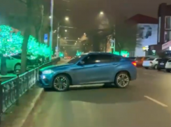 В Ставрополе на улице Дзержинского владелец BMW преподал урок экстремального вождения