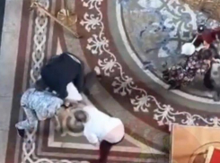 Неизвестный избил дьякона в храме Георгиевска и попал на видео