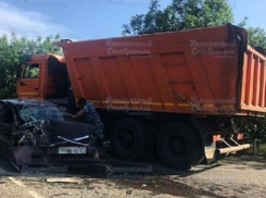 «Легковушка» влетела под КамАЗ на одной из трасс Ставропольского края