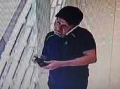 Мужчина в чёрной кепке и спортивных штанах украл парфюм в МЦ «Космос» в Ставрополе