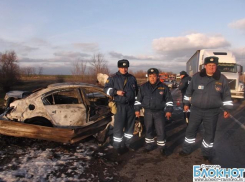 Ставропольские сотрудники ГИБДД спасли людей из пылающей машины