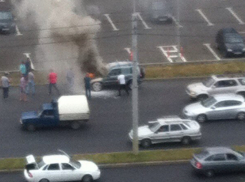 Инцидент с горящим автомобилем на Южном рынке в Ставрополе попал на видео