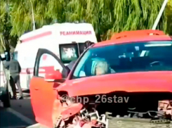 Последствия ДТП с «Фордом» попали на видео в Ставрополе - к месту прибыл реанимобиль