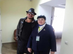 Ставропольчанка у трапа самолета подарила Стасу Михайлову сборник песен своей дочери