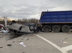 На подъезде к Ставрополю в серьезной аварии с тремя машинами погибли два человека