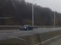 Объезжающий пробку водитель сдавал задним ходом и попал на видео в Ставрополе