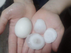 Град размером с яйцо и ливни обрушились на несколько округов Ставрополья — видео 