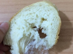 Целлофановый кулек в батоне из супермаркета нашел житель Пятигорска 