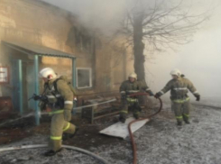 Огонь уничтожил хозяйственную постройку на Ставрополье