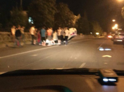 Ночью в центре Ставрополя на дороге перевернулся автомобиль «Хендай»