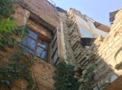 В разрушенном доме в центре Ессентуков продолжают жить люди
