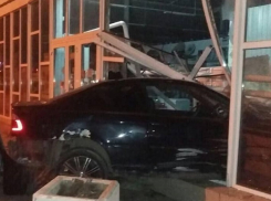 Черный «БМВ» на высокой скорости снес стену магазина на Ставрополье