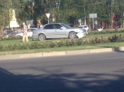 За новый памятник приняли горожане попавшую в аварию серебристую иномарку в Ставрополе