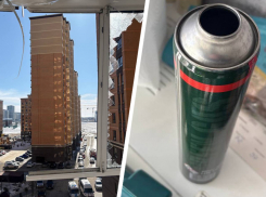 Несколько припаркованных автомобилей пострадали после взрыва в квартире на юге Ставрополя