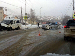 В Ставрополе «Мерседес» врезался в маршрутку: 7 пострадавших