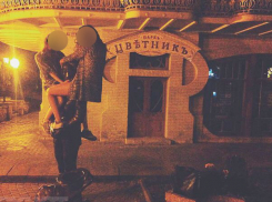 Скандальную фотосессию «верхом» на памятнике Кисе Воробьянинову устроили пятигорчанки