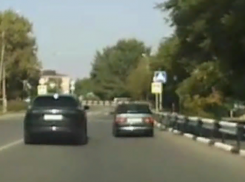 Водитель Porsche угрожал полицейскому расправой в Зеленокумске за замечание на дороге — видео